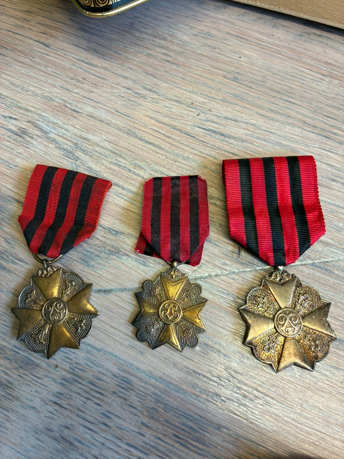 Lot de trois médailles ou décorations, Envoi