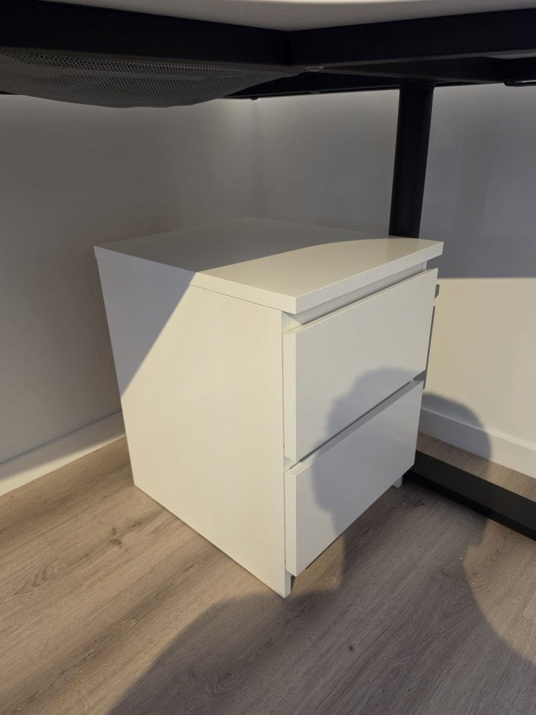 Witte IKEA MALM ladekast / nachtkastje (2 lades), Moins de 45 cm, Enlèvement, Utilisé, 55 à 70 cm