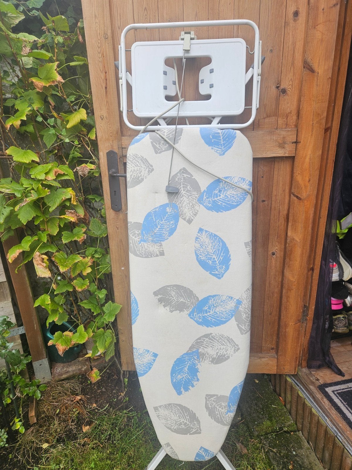 Planche à repasser sur pieds pliante avec repose-fer intégré, Enlèvement