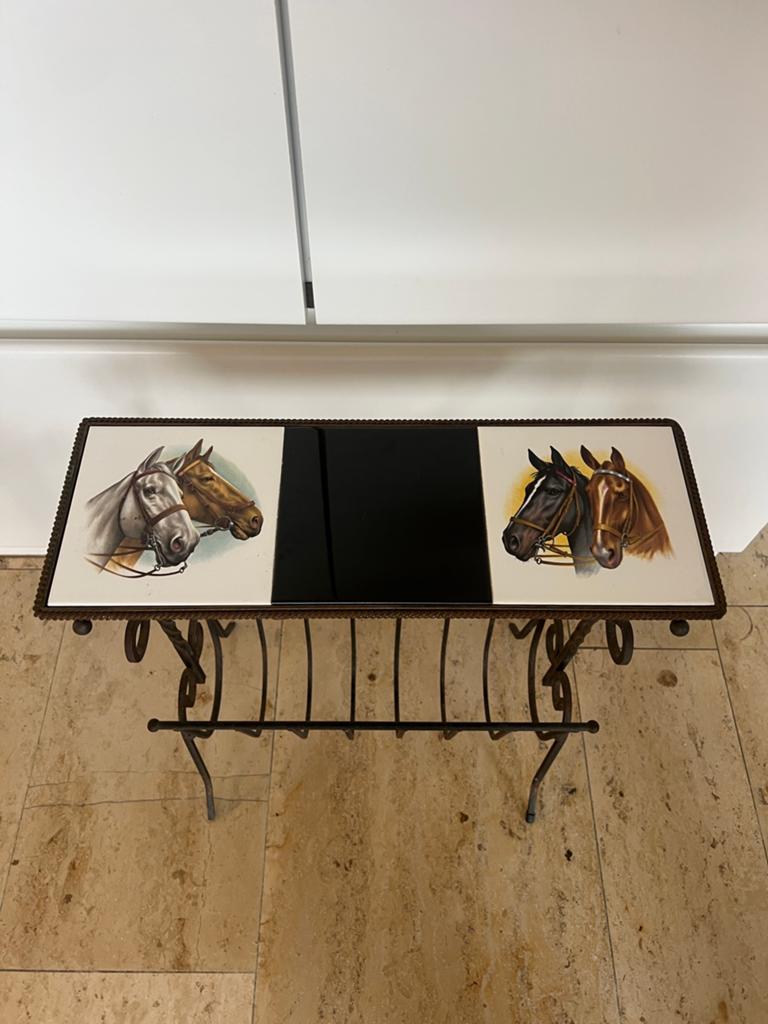 Porte-revues en fer forgé avec tableau de chevaux céramique, Maison & Meubles, Enlèvement, Comme neuf