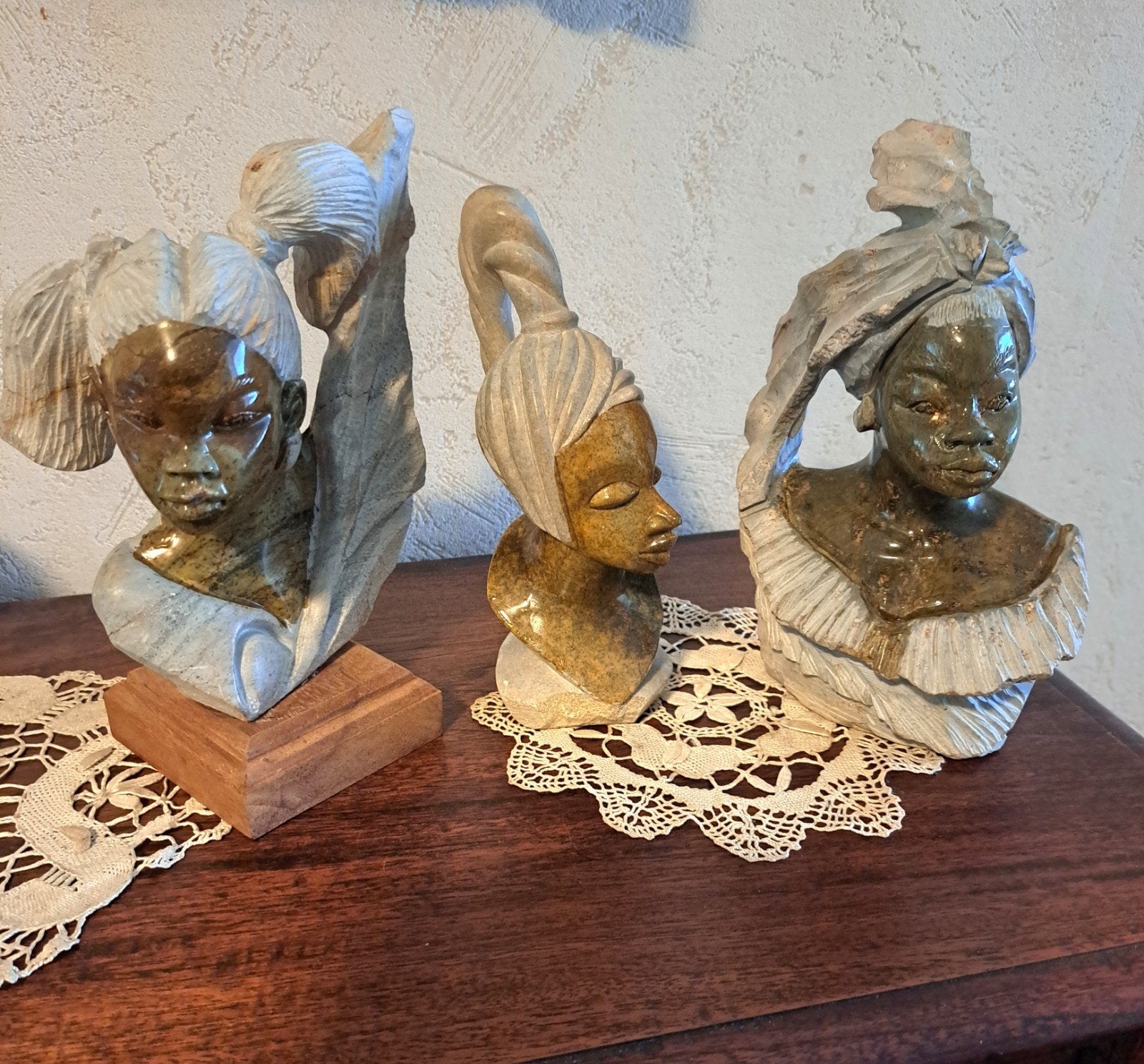 3 beeldtjes van Afrkaanse dames in steen handwerk ophale, Ophalen