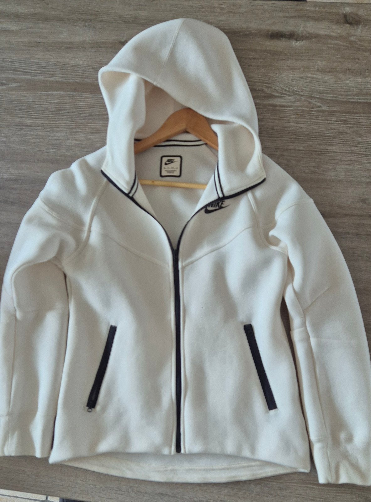 Nike tech, Enlèvement