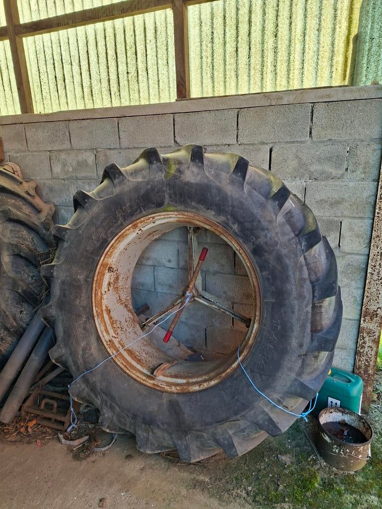 2 tractor wielen    18.4 R34, Zakelijke goederen, Landbouw | Onderdelen | Banden, Velgen en Assen, Ophalen