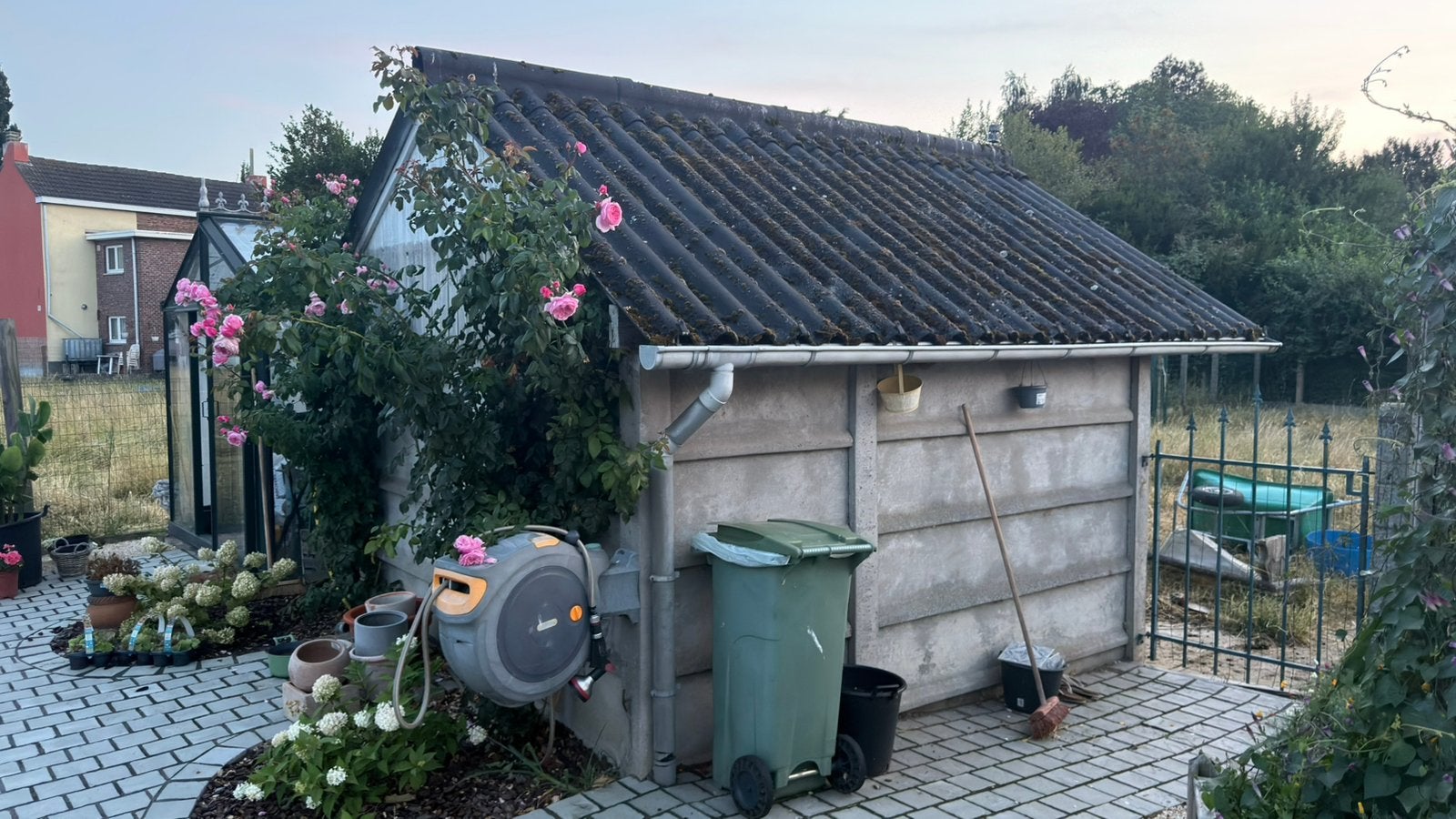 Gratis tuinhuis , betonplaten + palen, Ophalen, Zo goed als nieuw