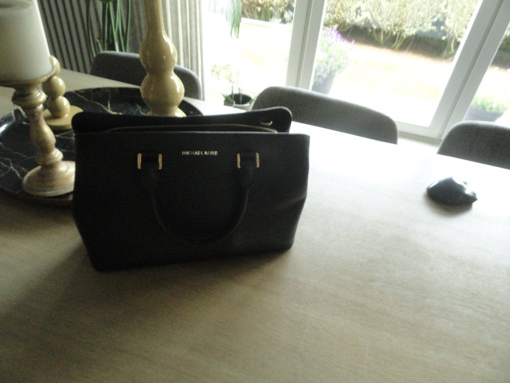 zwarte handtas michael kors, Handtassen en Accessoires, Tassen | Damestassen, Ophalen, Zo goed als nieuw, Zwart, Handtas