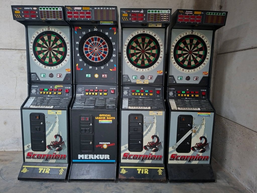Scorpion en Merkur darts., Ophalen, Gebruikt, Dartbord