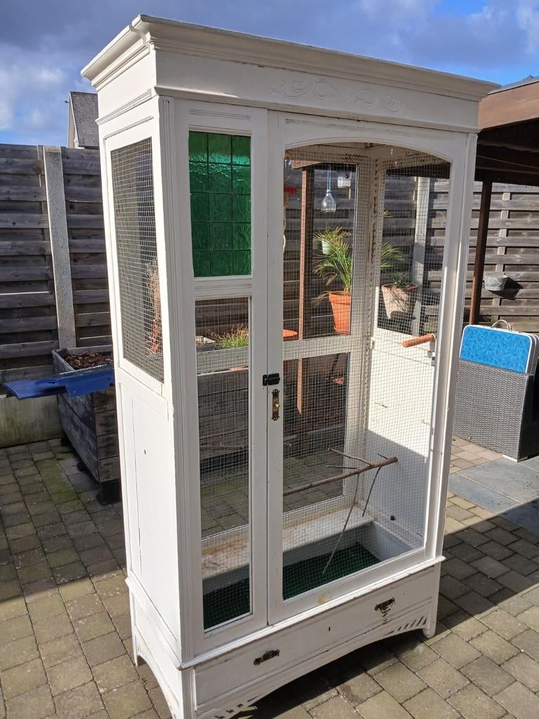 Vogelkooi gemaakt van oude kleerkast, Ophalen, Vogelkooi