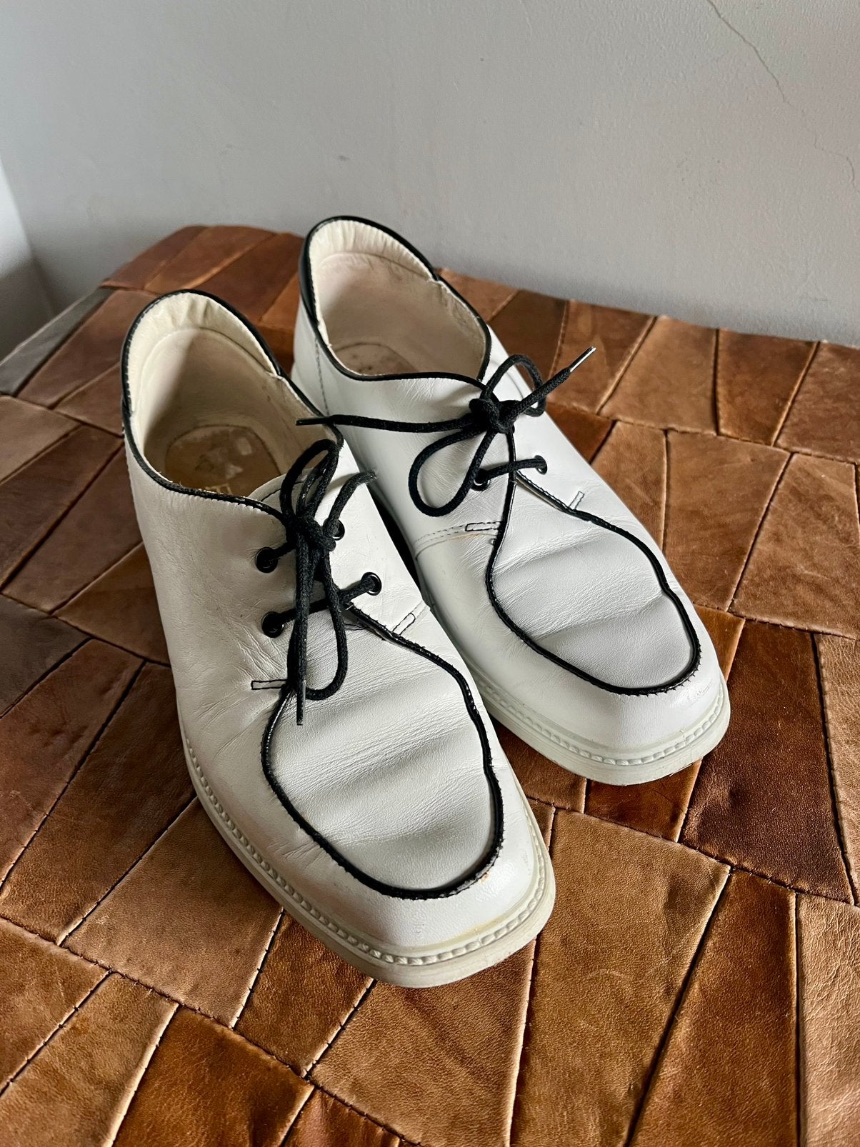 Vintage witte leren schoenen met zwarte accenten - Maat 37,5, Enlèvement ou Envoi, Porté, Blanc, Chaussures basses