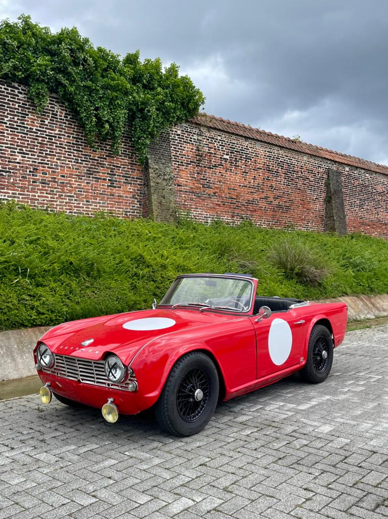 Triumph TR4 - 1963 - Rally look, Auto's, Triumph, Particulier, TR4, Benzine, Cabriolet, 2 deurs, Handgeschakeld, Rood, Leder, Achterwielaandrijving