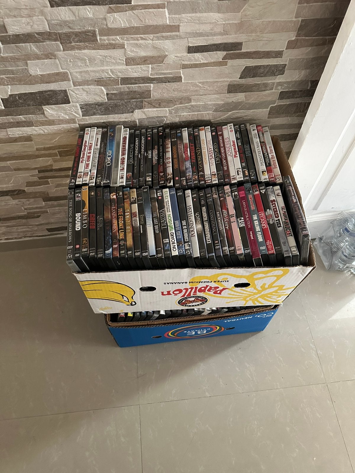 2 bananendozen vol dvds, Cd's en Dvd's, Ophalen, Zo goed als nieuw