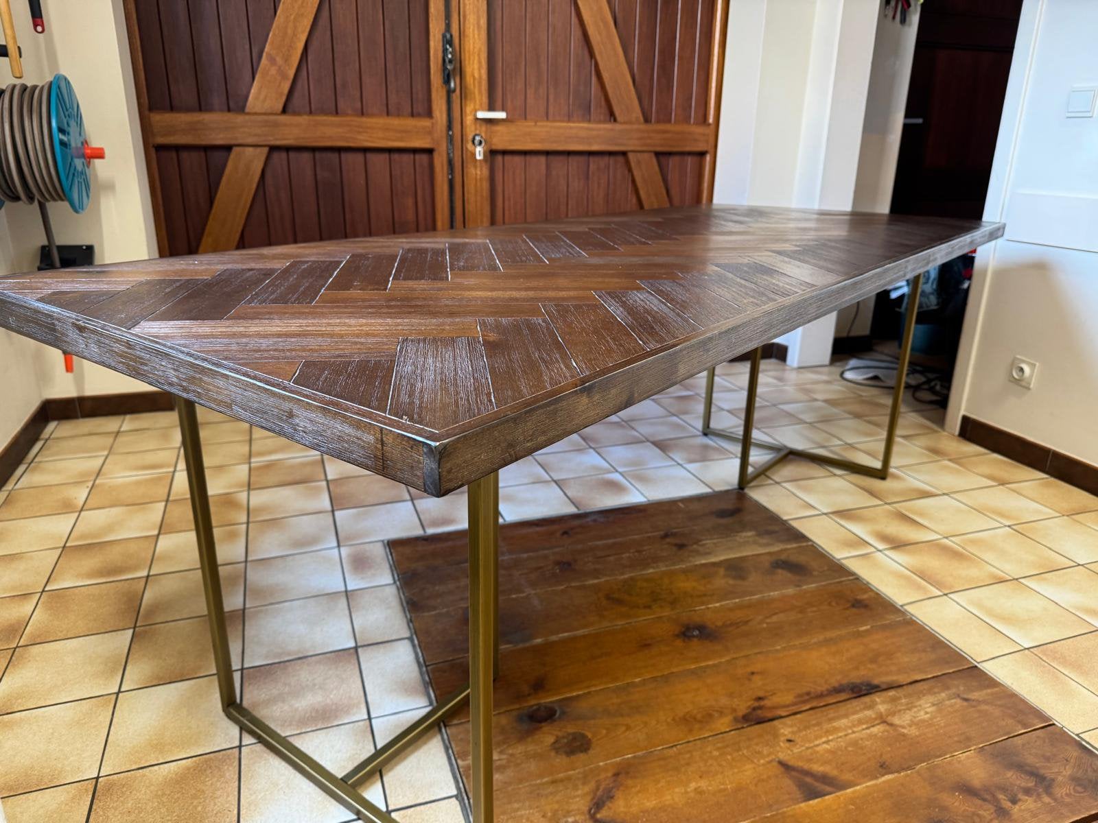 Moderne visgraat eettafel met goudkleurige metalen poten, Ophalen, 200 cm of meer, 50 tot 100 cm, Zo goed als nieuw
