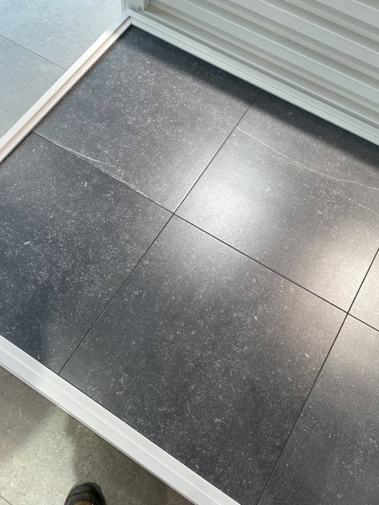 81 m² Abstract Pietra Grey tegels + bijhorende plinten, Ophalen, 60 cm of meer, Nieuw, 10 m² of meer