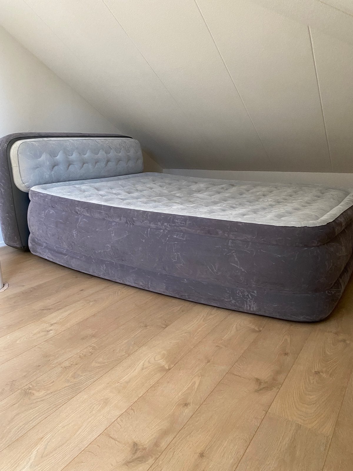 Intex Queen Size Luchtbed Dura Beam Deluxe met Headboard, Ophalen, Ingebouwde pomp, Zo goed als nieuw, 2-persoons