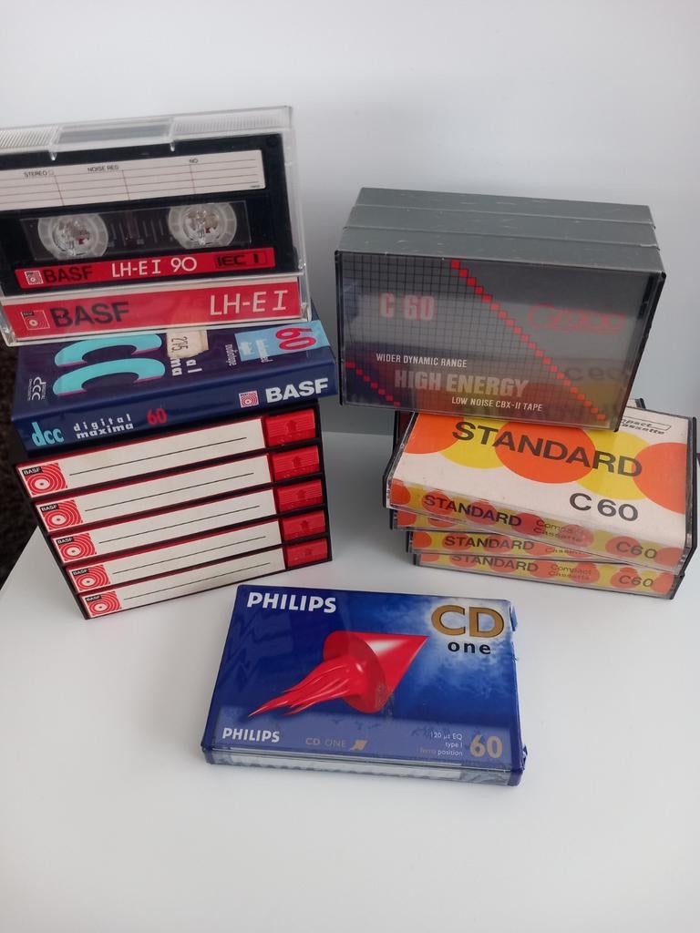 9 CASSETTES + RACK, Enlèvement ou Envoi