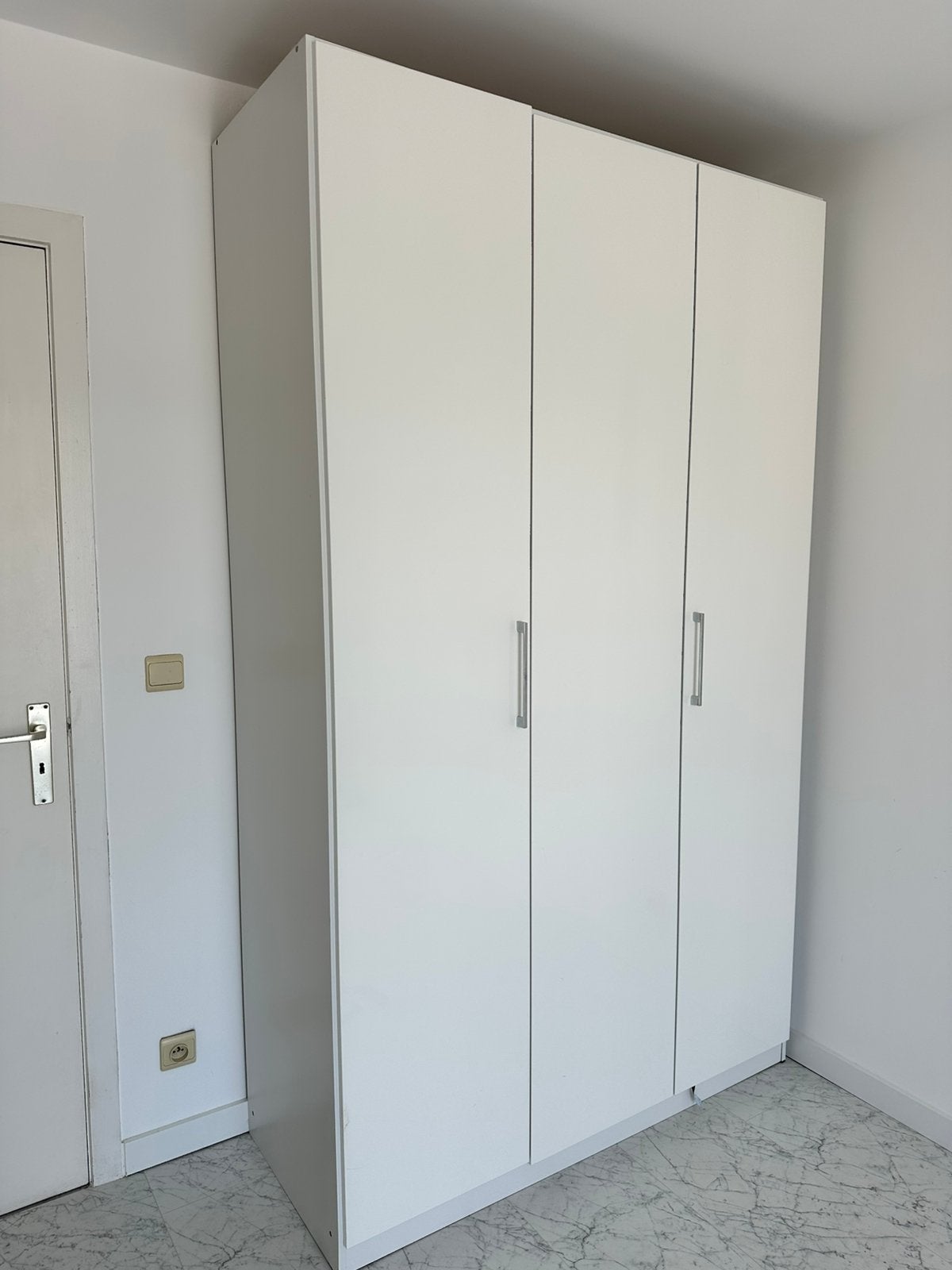 Witte glanzende kleerkast, Huis en Inrichting, Kasten | Kleerkasten, Ophalen, Zo goed als nieuw
