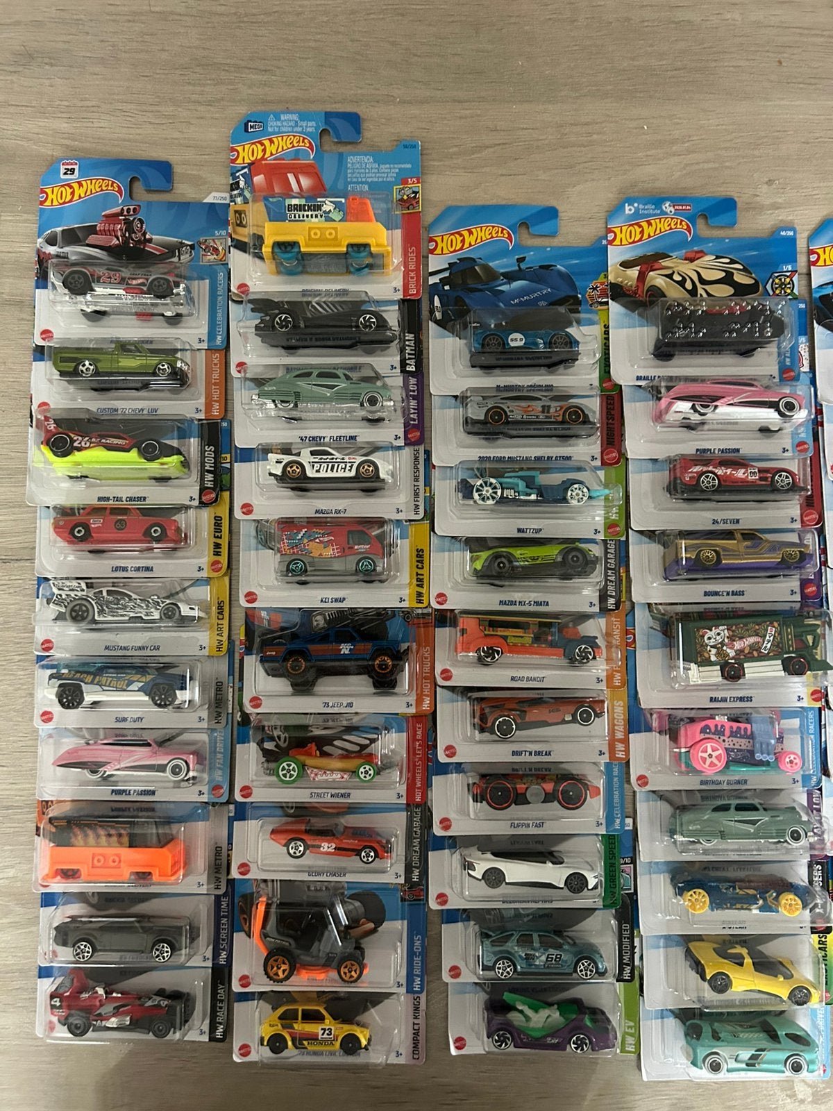 Lot de 150 Hot Wheels encore emballées, Hobby & Loisirs créatifs, Voitures miniatures | 1:18, Enlèvement ou Envoi, Comme neuf