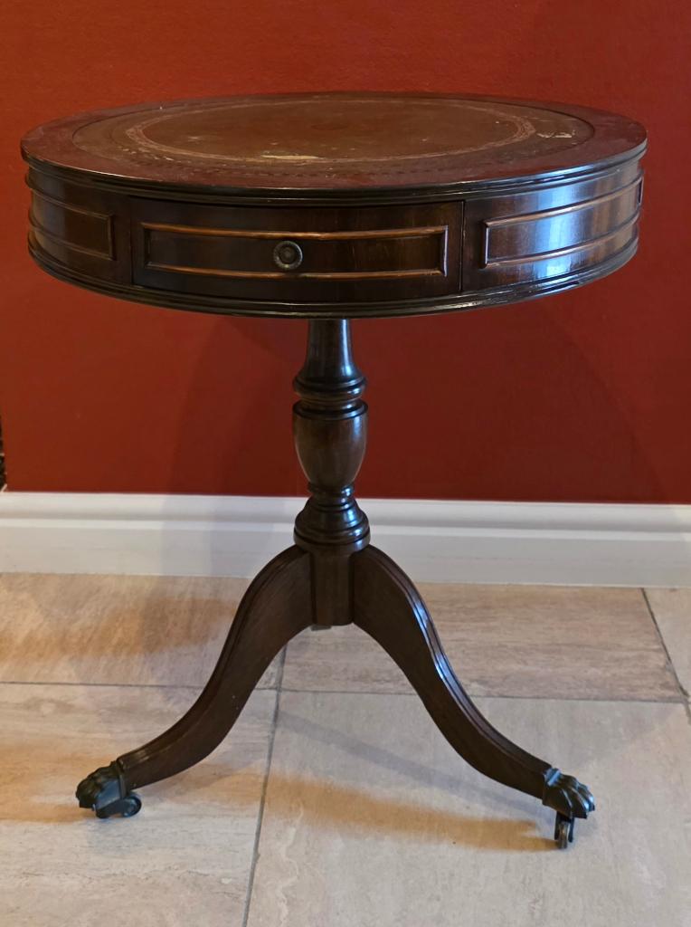 Ronde bijzettafel met leerinleg en klauwpoten., Antiek en Kunst, Antiek | Meubels | Tafels, Ophalen of Verzenden
