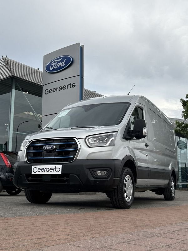 Ford Transit 350L L3H2 Electric 67kWh Trend RWD AUT, Auto's, Ford, Automaat, 269 pk, Gebruikt, Zwart