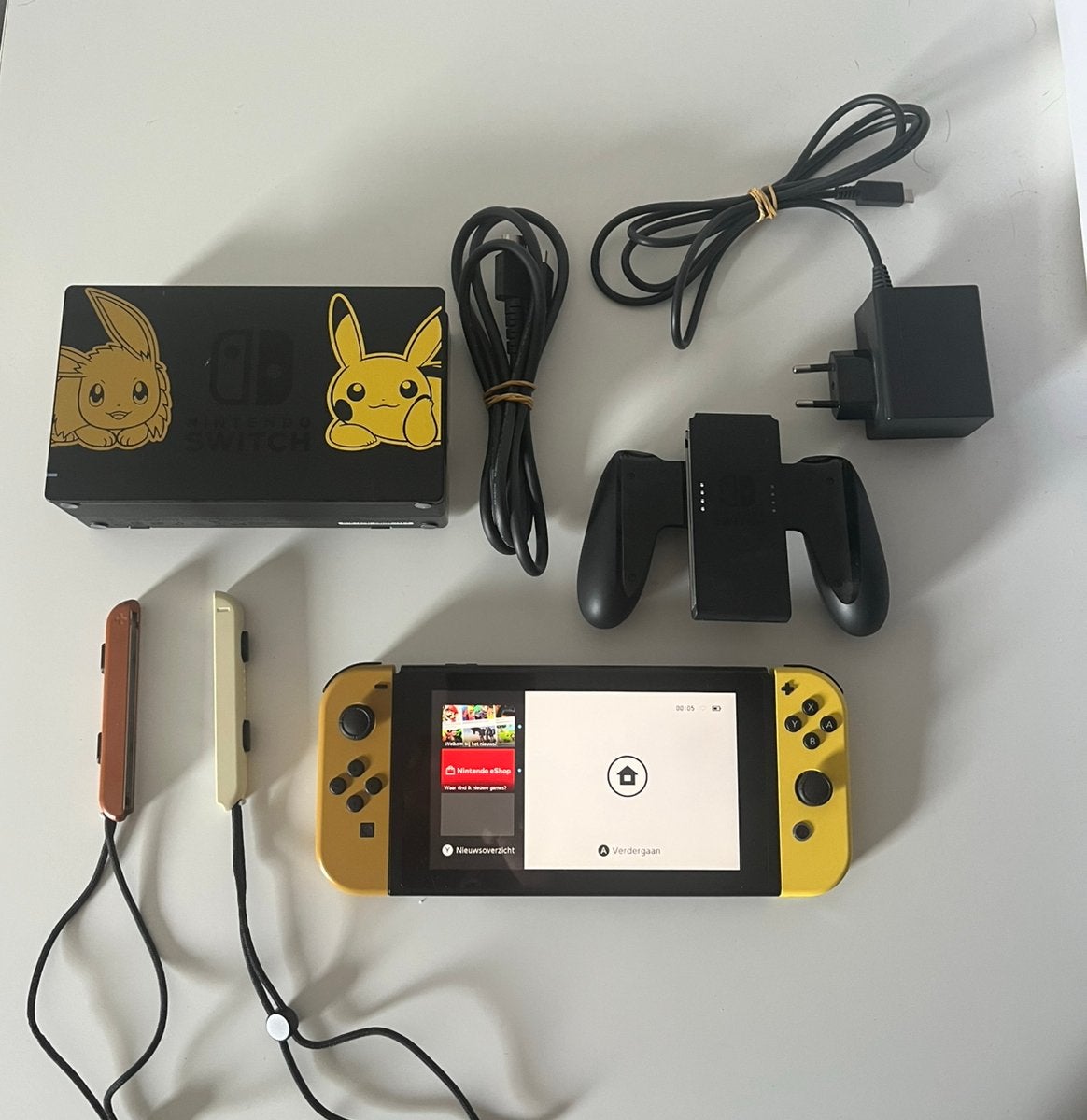 Nintendo Switch Pokemon Editie, Games en Spelcomputers, Ophalen, Zo goed als nieuw, Switch 2019 Upgrade