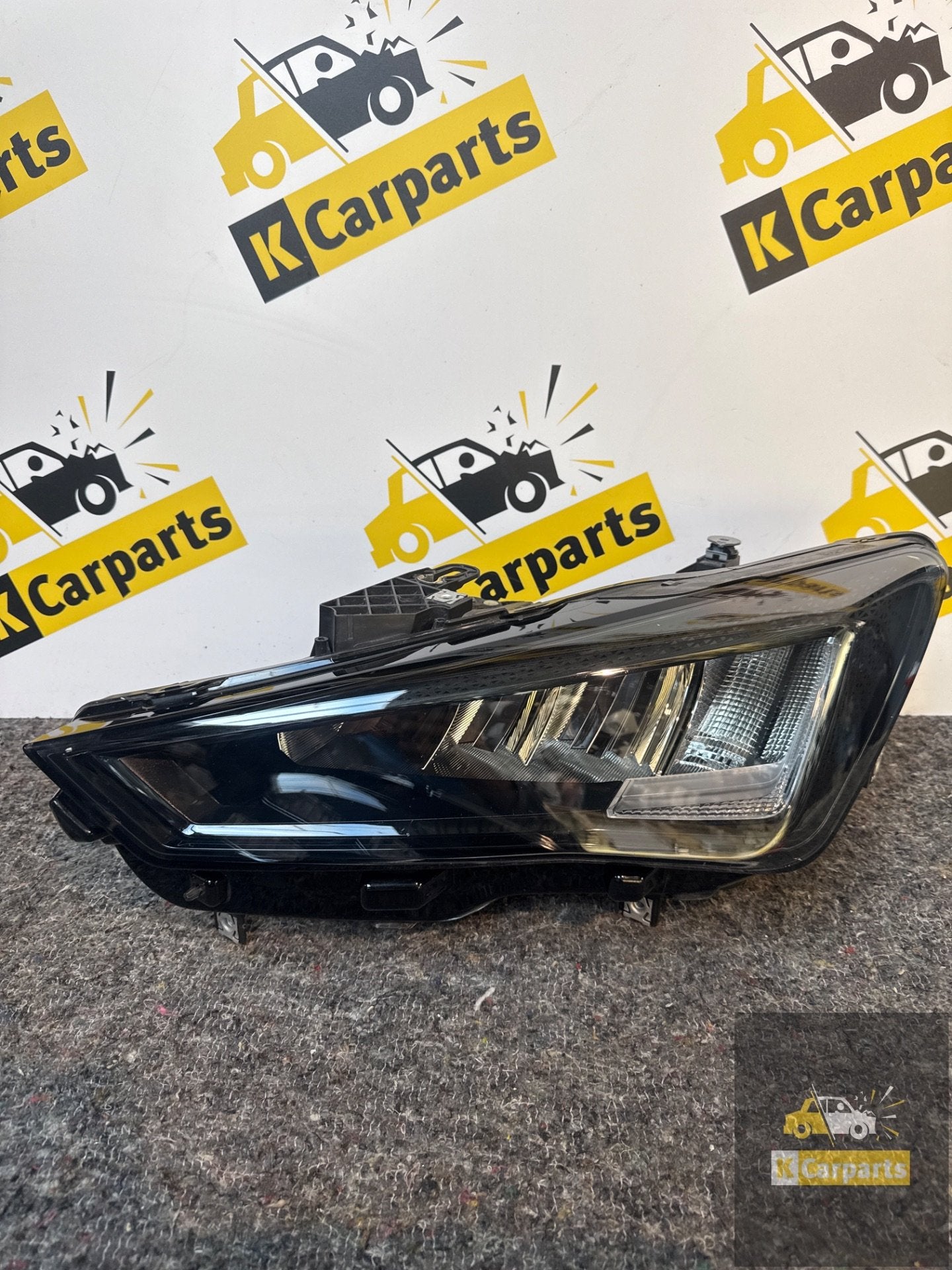 Seat Cupra Leon 5FA LED Koplamp rechts 5FB941005D, Gebruikt, Autovia A-2, Km 585 585
08760  Martorell, ES, SEAT S.A., Customercare@seat.es