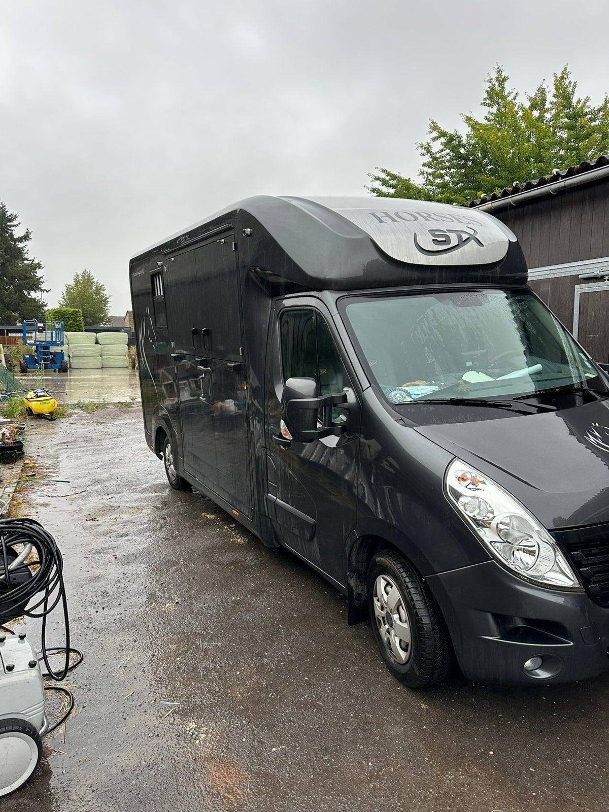 STX paardencamionette hengstenuitvoering 2019 aut, Animaux & Accessoires, Chevaux & Poneys | Semi-remorques & Remorques, Enlèvement