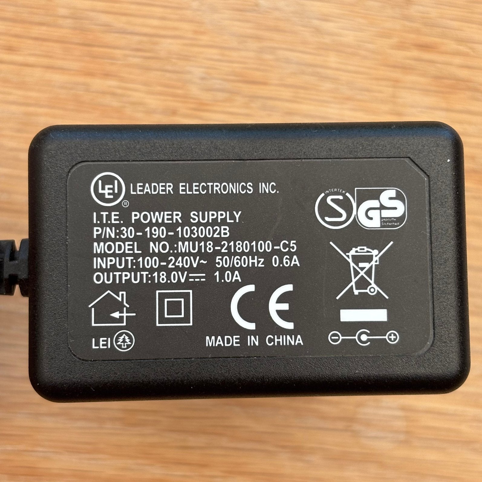 Leader Electronics DC Power Supply 18V/1A - MU18-2180100-C5, Informatique & Logiciels, Pc & Câble réseau, Envoi, Comme neuf