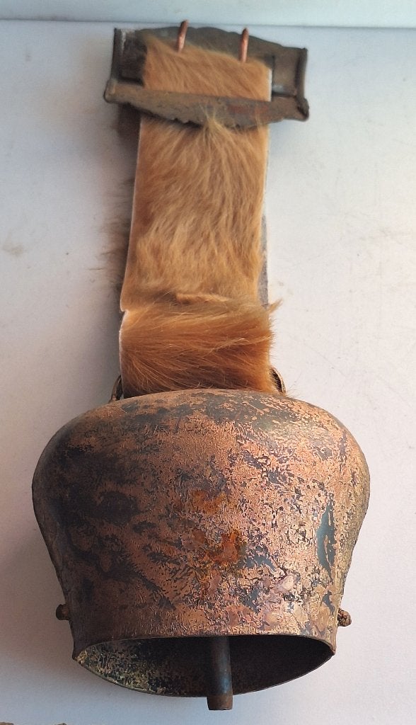 Jolie grande ancienne cloche de vache alpages avec collier, Antiquités & Art, Enlèvement ou Envoi