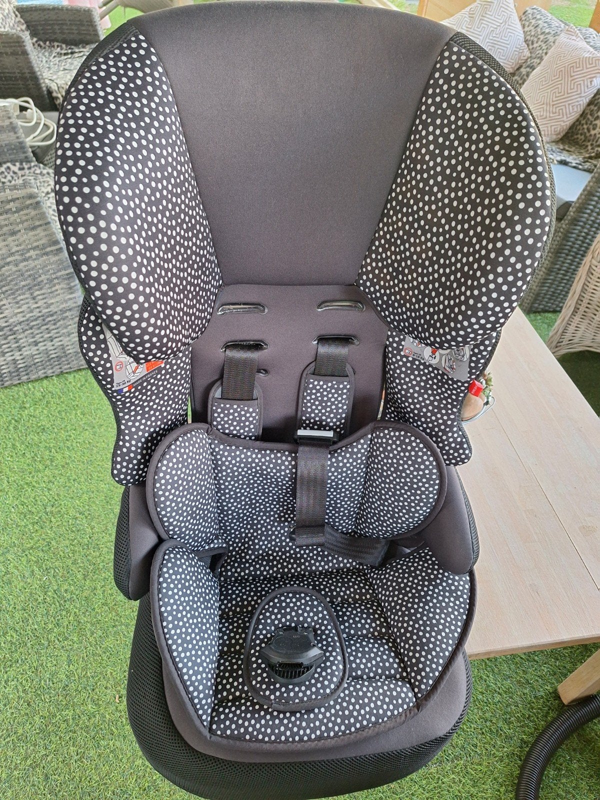Autostoel Hema zwart met wit, Autogordel, 9 t/m 18 kg, Nieuw, Ophalen