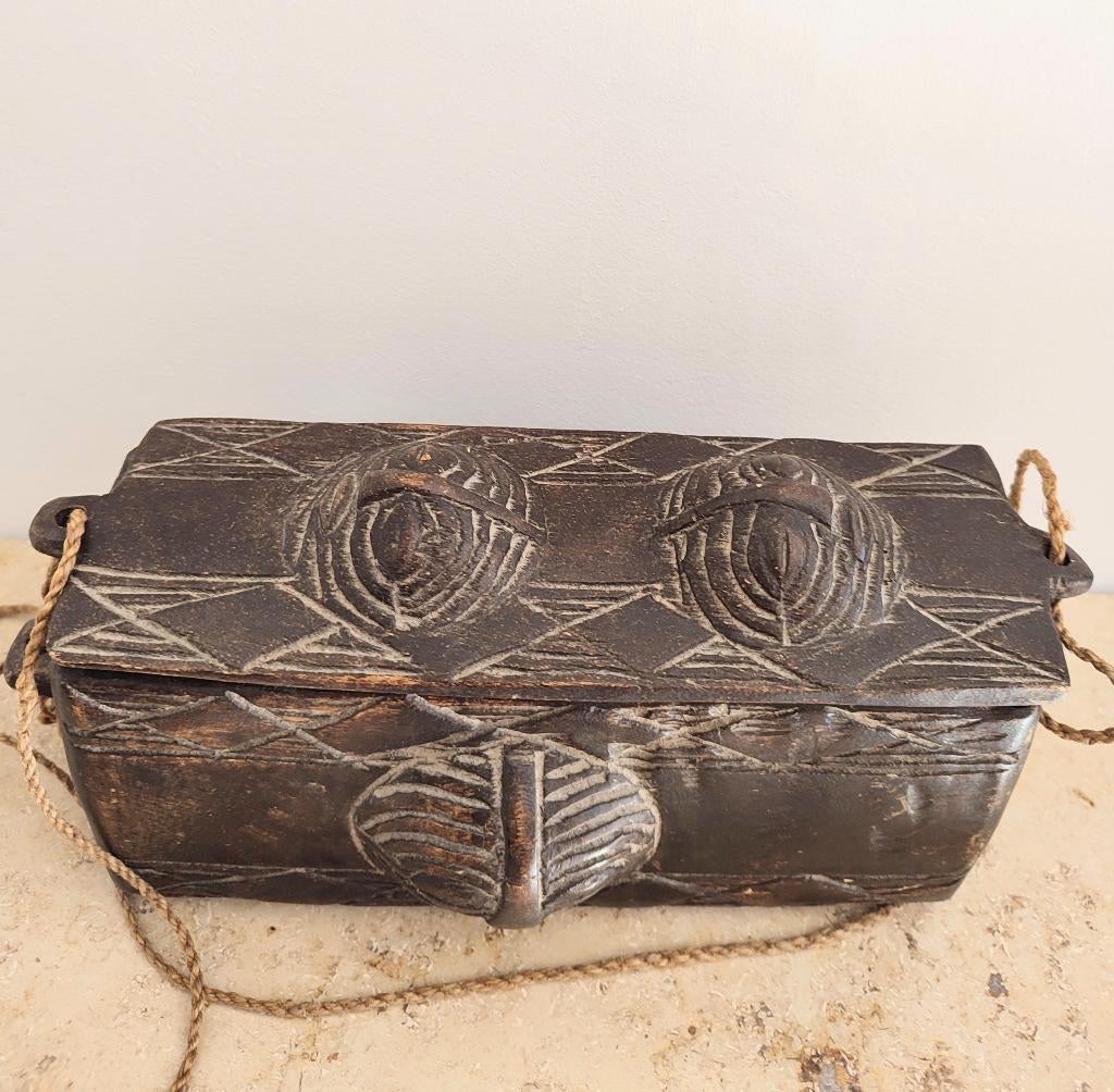 Luba, RDC (Congo). Rare petit coffret tribal sculpté main, Enlèvement ou Envoi