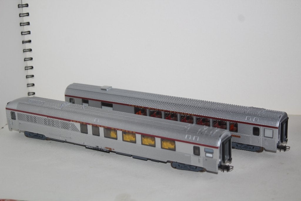 Jouef Ho 2 Tee wagen's,  één met busje, Hobby en Vrije tijd, Modeltreinen | H0, Gebruikt, Gelijkstroom, Jouef, Wagon
