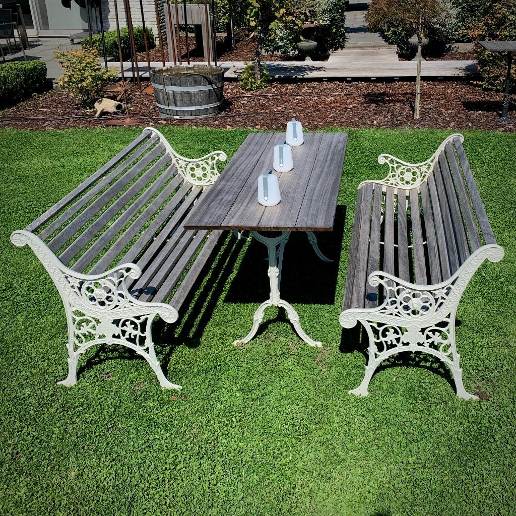 Gietijzeren tuinbankjes met bistro tafel - in Padoek, Antiek en Kunst, Antiek | Meubels | Tafels, Ophalen