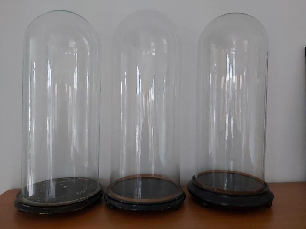 3 grote hoge oude glazen globes / stolpen op voet, Ophalen