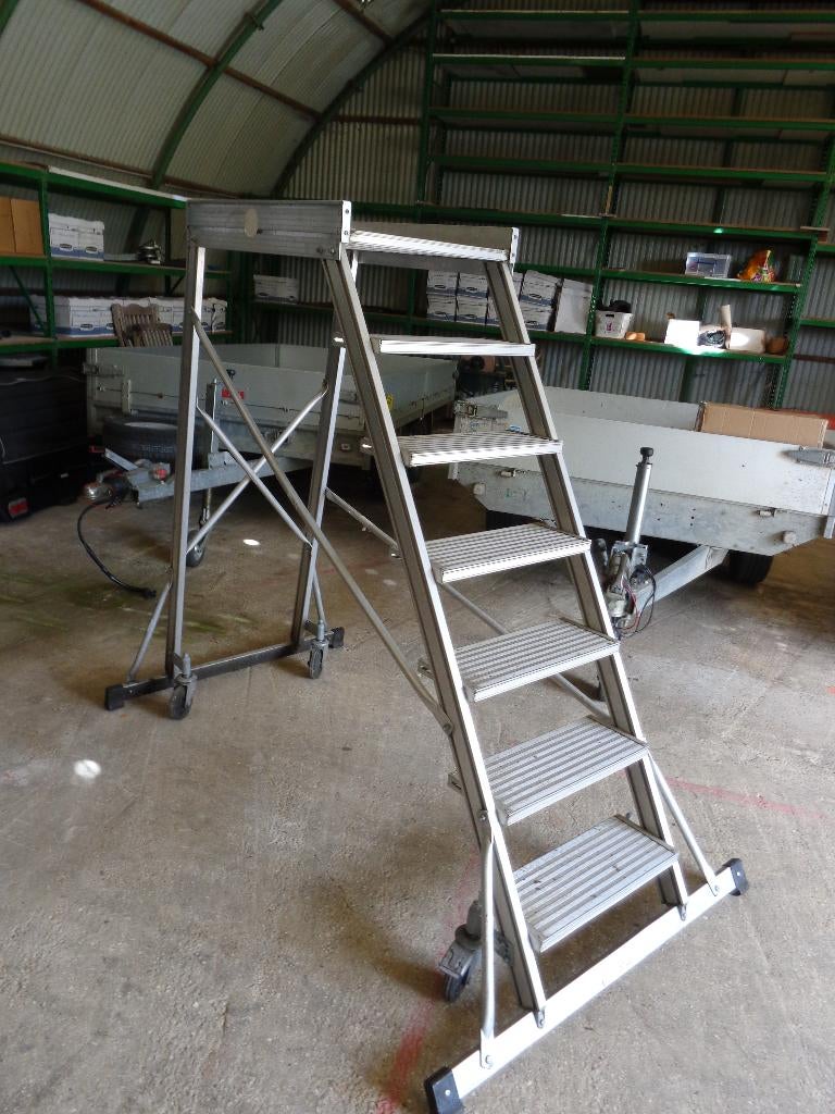 Escabeau industriel avec plateforme, Enlèvement, Utilisé, Escalier, Moins de 2 mètres