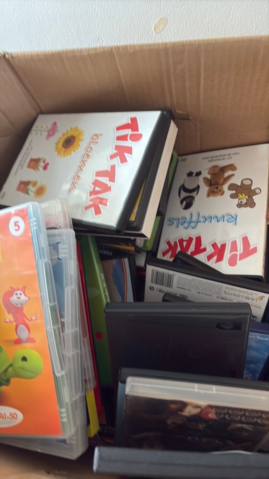 Gratis Doos met Kinder DVD’s, CD & DVD, Enlèvement, Utilisé
