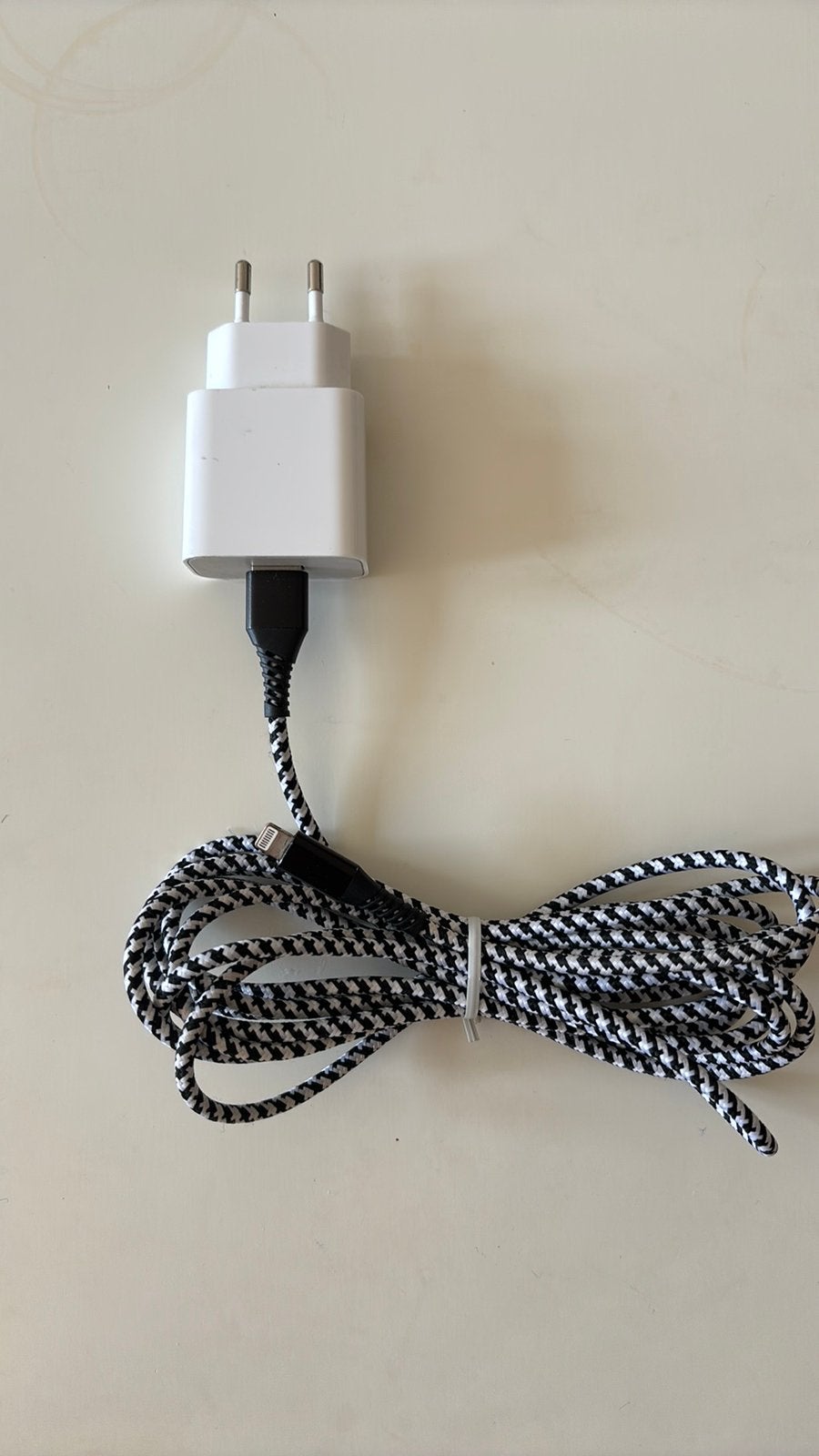 oplader voor iPhone/iPad met een kabel van 3 m als nieuw, Telecommunicatie, Mobiele telefoons | Telefoon-opladers, Ophalen, Zo goed als nieuw
