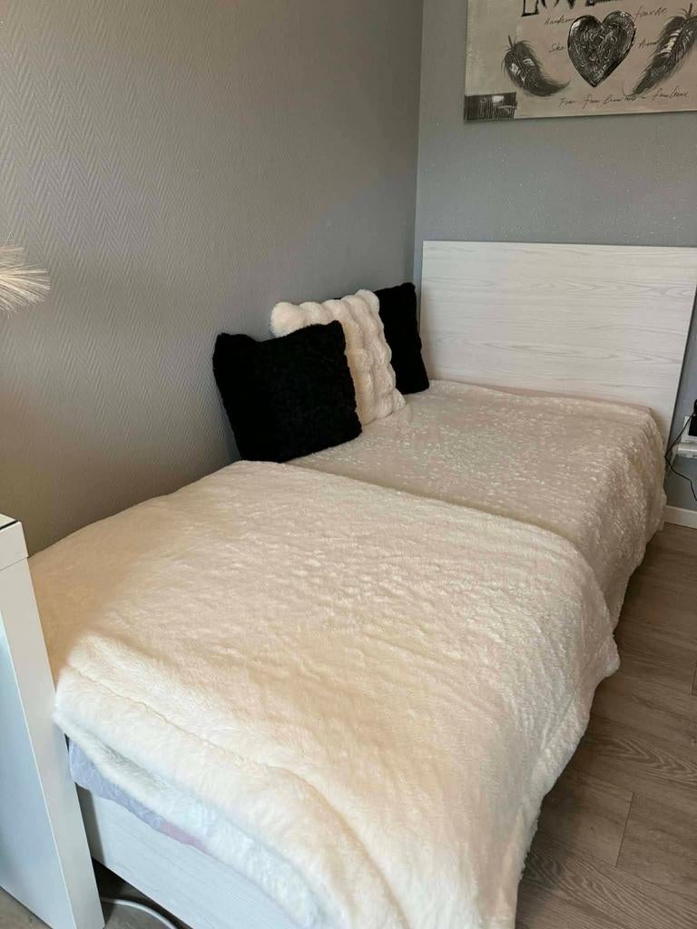 lit 1 personne avec sommier  état plus que nikel