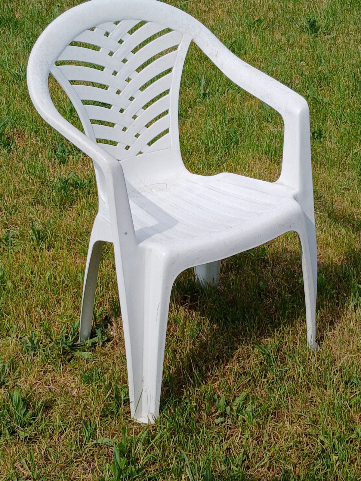 4 witte plastic tuinstoelen (gratis), Tuin en Terras, Tuinstoelen, Ophalen, Gebruikt, Plastic, Stapelbaar