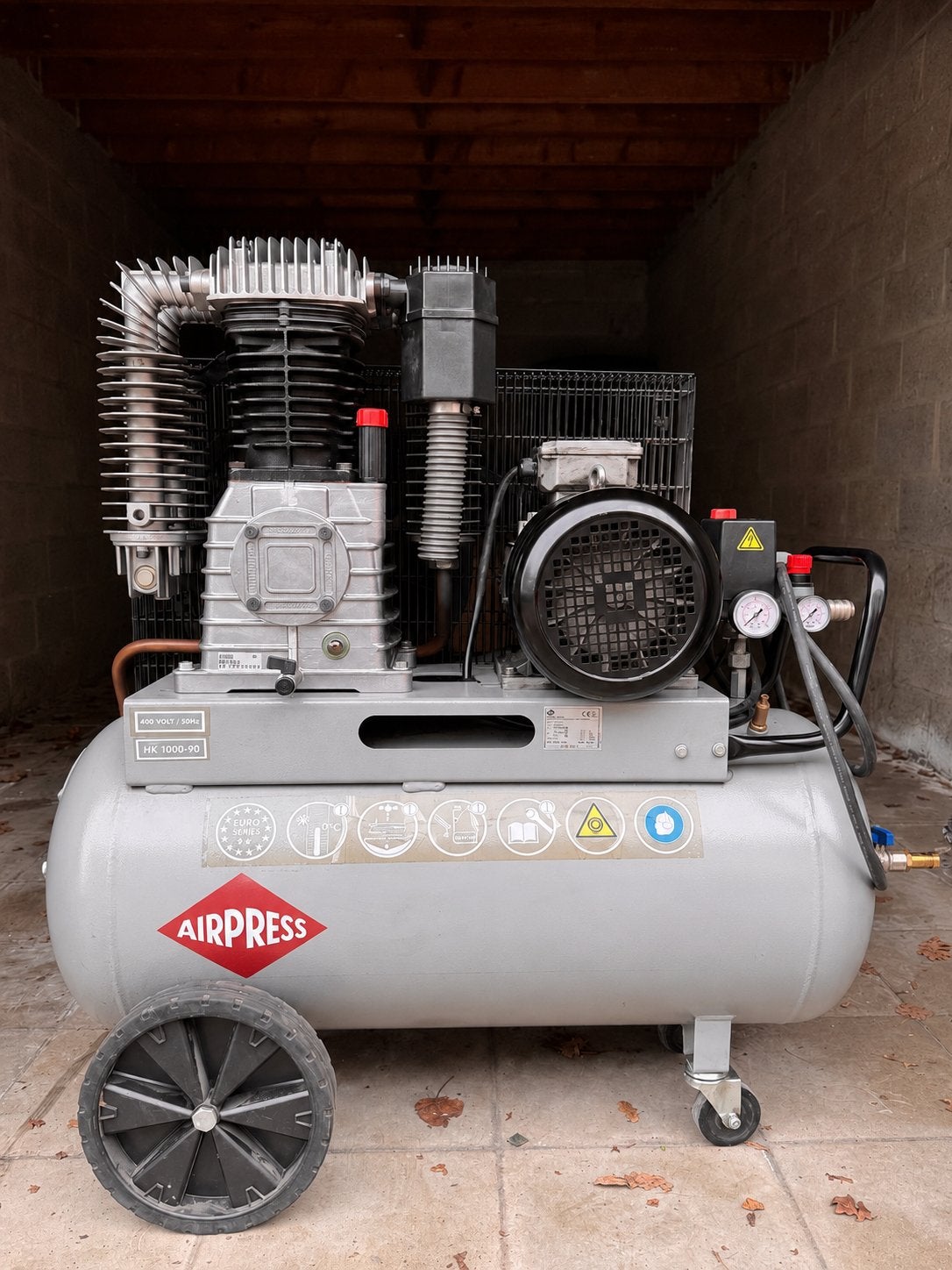 Zuigercompressor met SEA SpA luchttank 11 Bar, bouwjaar 2021, Ophalen, Zo goed als nieuw