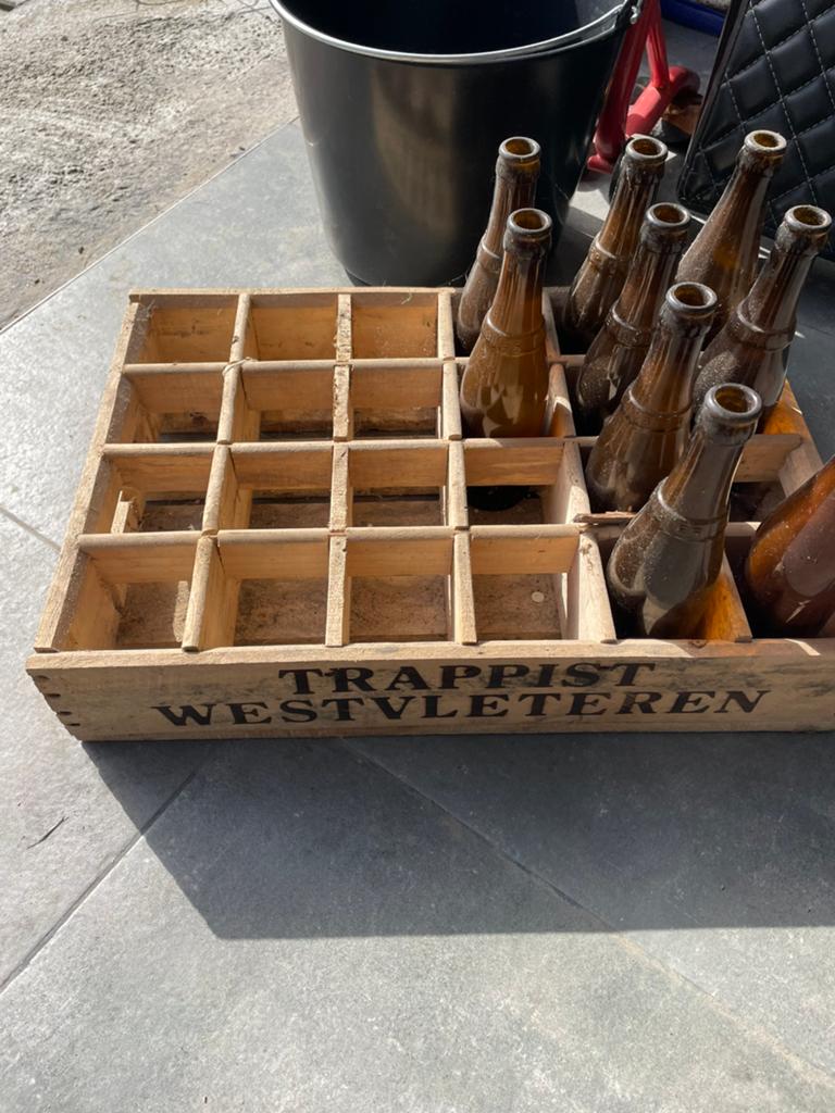Krat westvleteren met paar lege flesjes, Verzamelen, Biermerken, Ophalen, Zo goed als nieuw, Flesje(s)