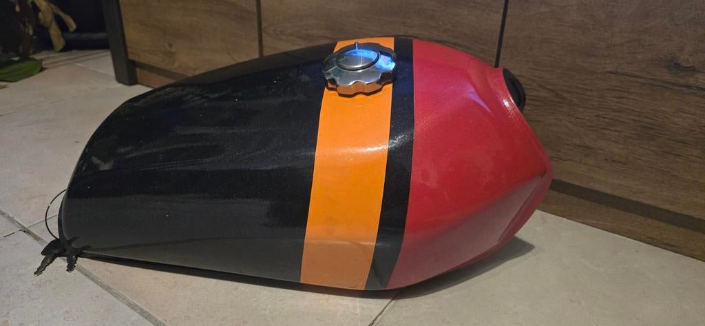Caferacer tank special paint met tankdop en kraantje, Motoren, Ophalen of Verzenden