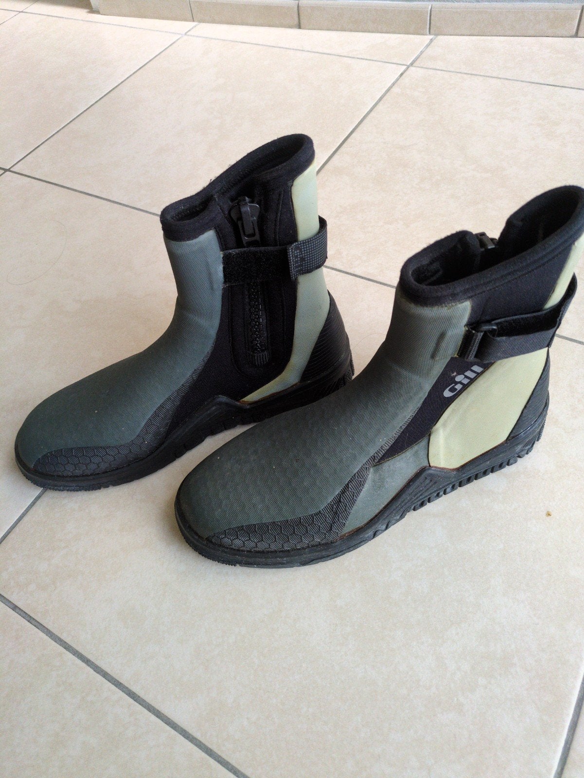 Chaussures de surf ou de voile Gill - 43 - En parfait état, Sports nautiques & Bateaux, Vêtements nautiques, Gill, Enlèvement ou Envoi