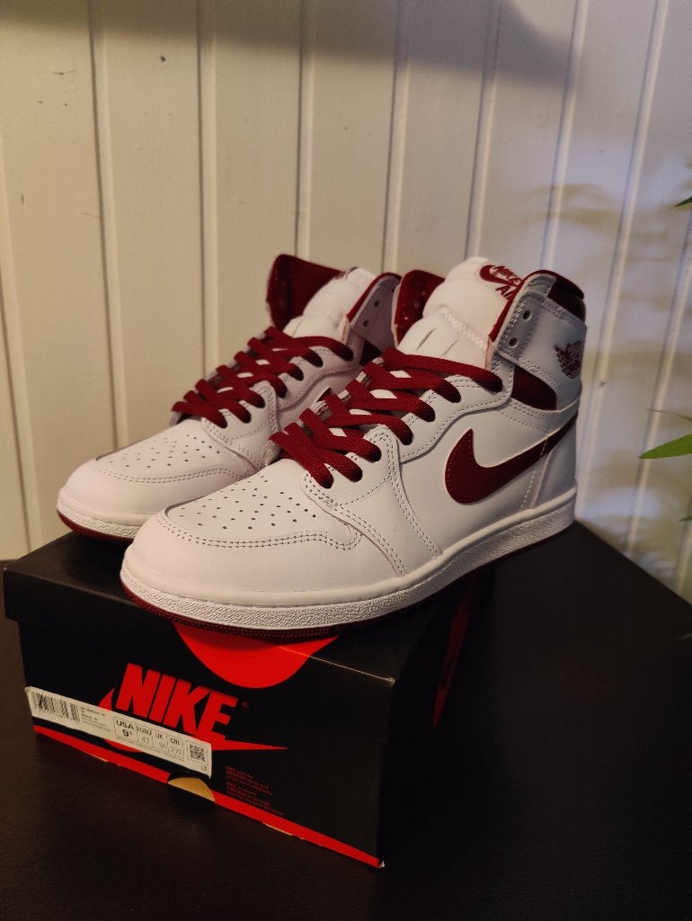 Air Jordan 1 Retro High '85 OG - 43 Metallic Burgundy, Neuf, Enlèvement ou Envoi, Blanc, Jordan (Nike)