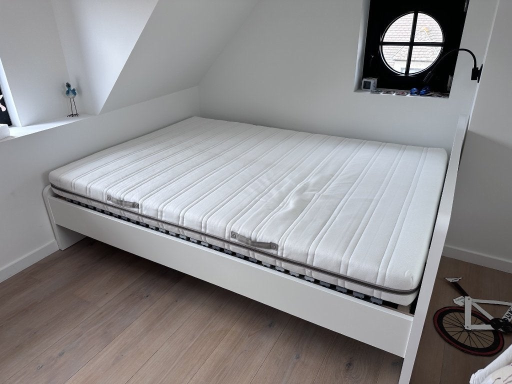Bed Ikea met lattenbodem en matras te koop, Queen size, Enlèvement, 140 cm, Comme neuf