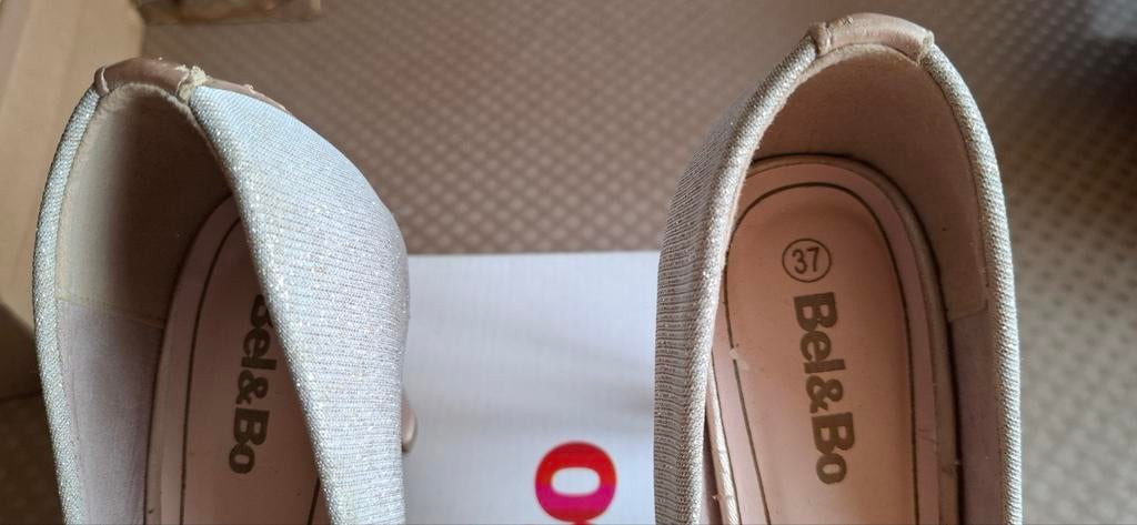 Feest schoenen gouden kleur ,hoge haak
Maat 37
Bel&Bo
Prijs, Ophalen