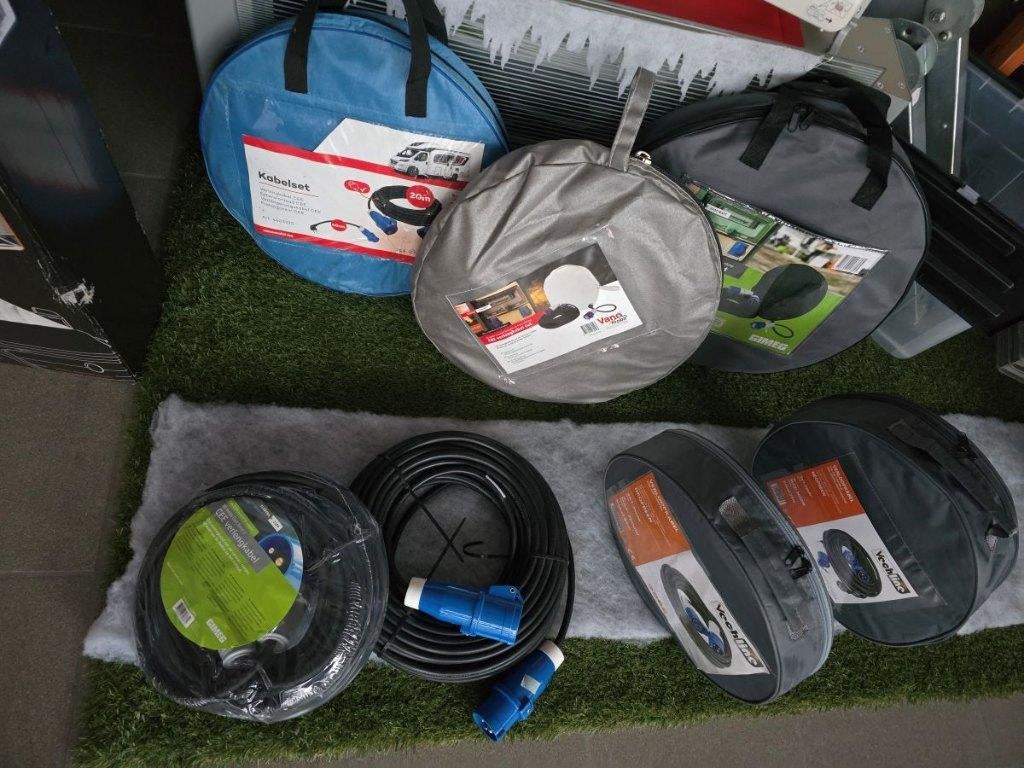 CEE  verlengkabels 3 x 1,5mm van 20m en 25m+verloop+opbertas, Bedrijf