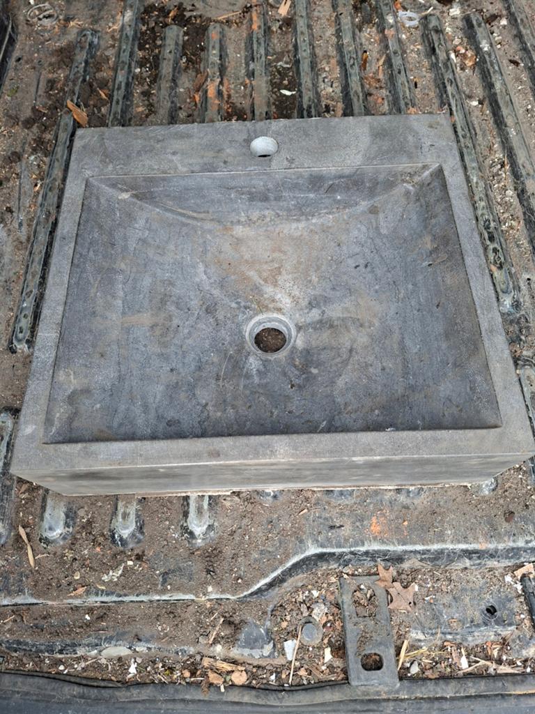 Vasque en pierre bleue, Ophalen