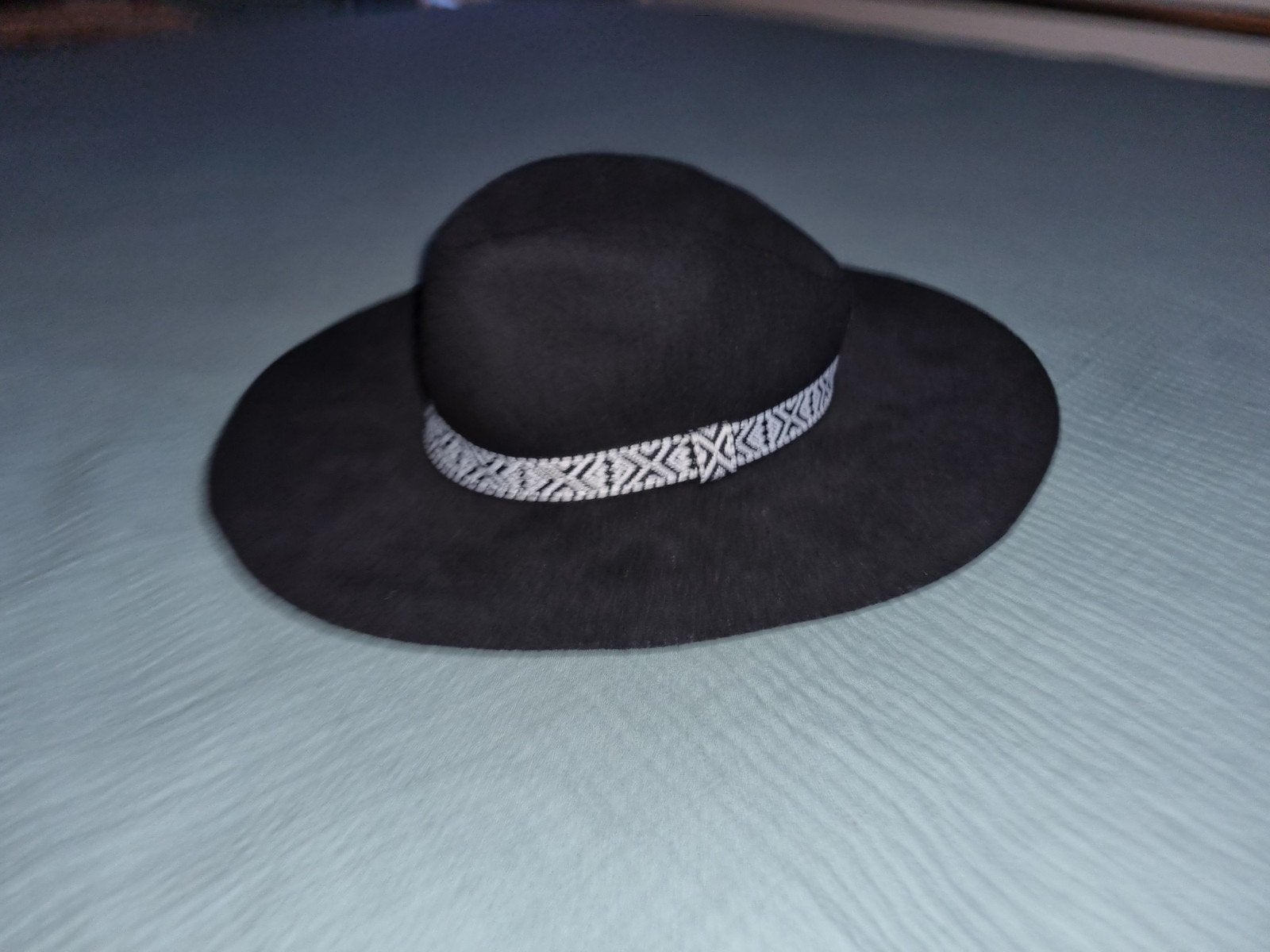 Chapeau élégant noir ruban blanc et noir 56, H&M Divided, Enlèvement ou Envoi, 56 ou 57 cm (M, 7 ou 7⅛ pouces), Chapeau