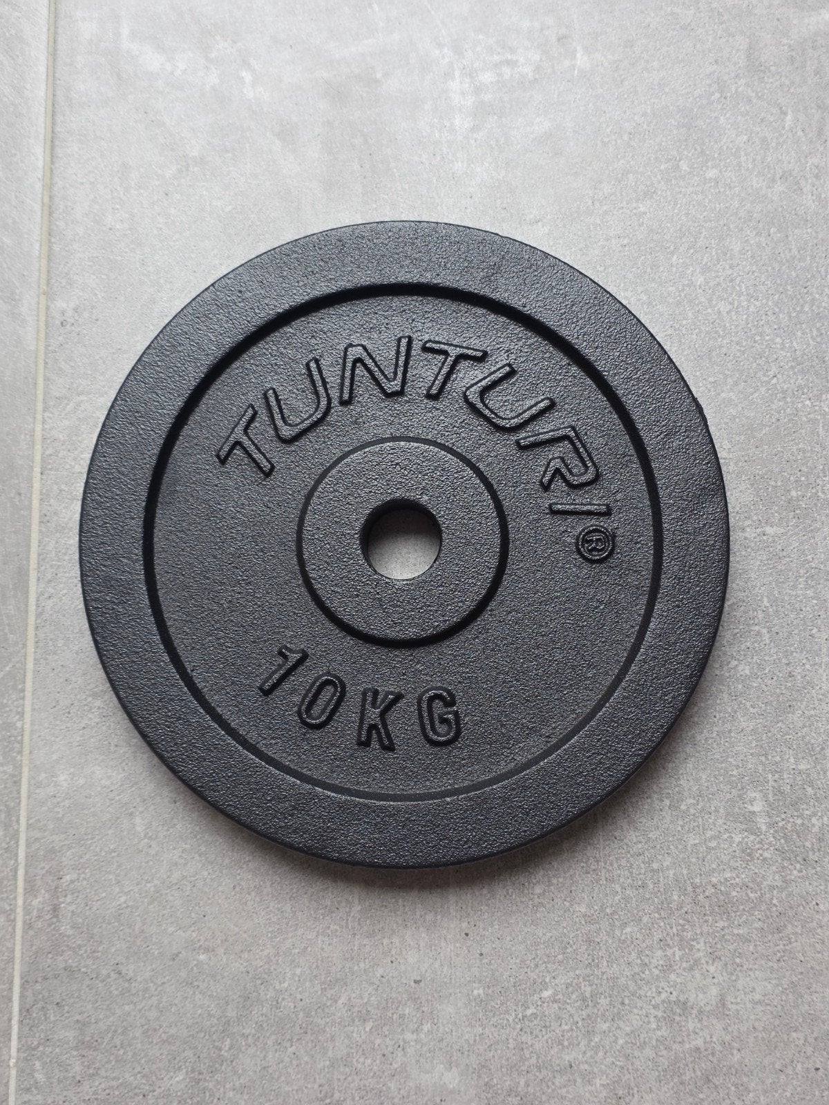 NEUF – Disque musculation Tunturi 10 kg fonte noir 30 mm, Sports & Fitness, Enlèvement ou Envoi, Neuf, Bras, Plaques d'haltères