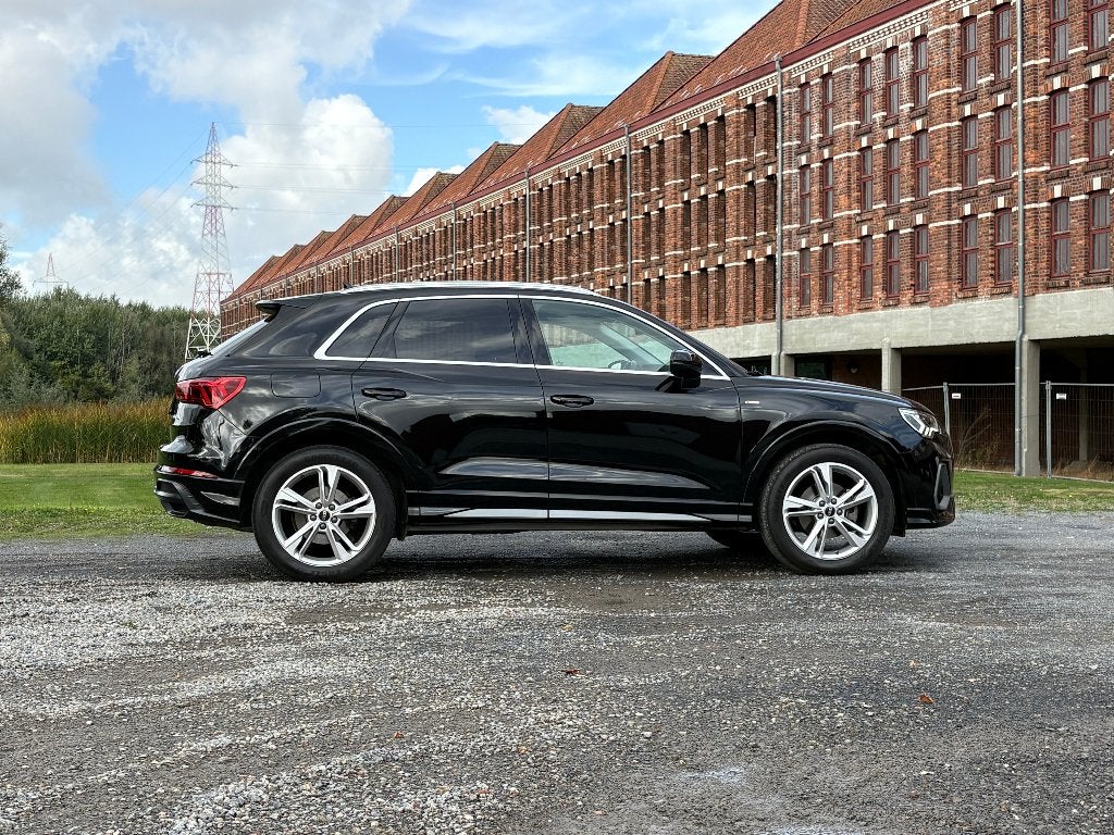 Audi Q3 35 TFSI MHEV S Line Efficient art of driving in luxe, Auto's, Dealer onderhouden, Verwarmde buitenspiegels, Zwart, Leder