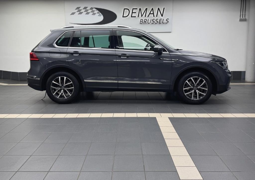 VW Tiguan Dolphin Grey Metallic 1.5 TSI, 4 cilinders, Leder, Bedrijf, 5 zetels